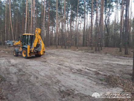 Очищення ділянки трактором